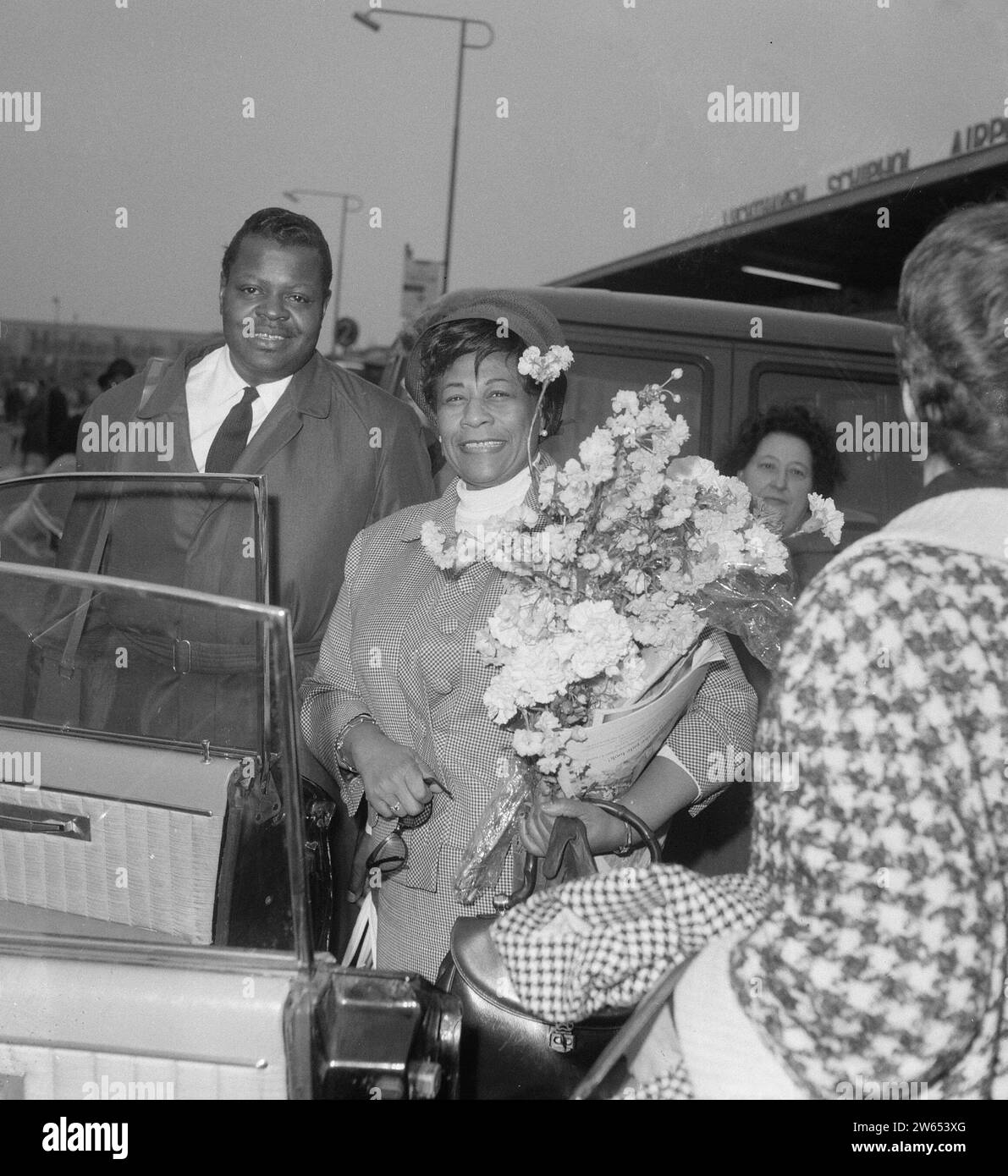 Arrival Ella Fitzgerald and Oscar Peterson (left) at Schiphol ca. April 24, 1964 Stock Photo