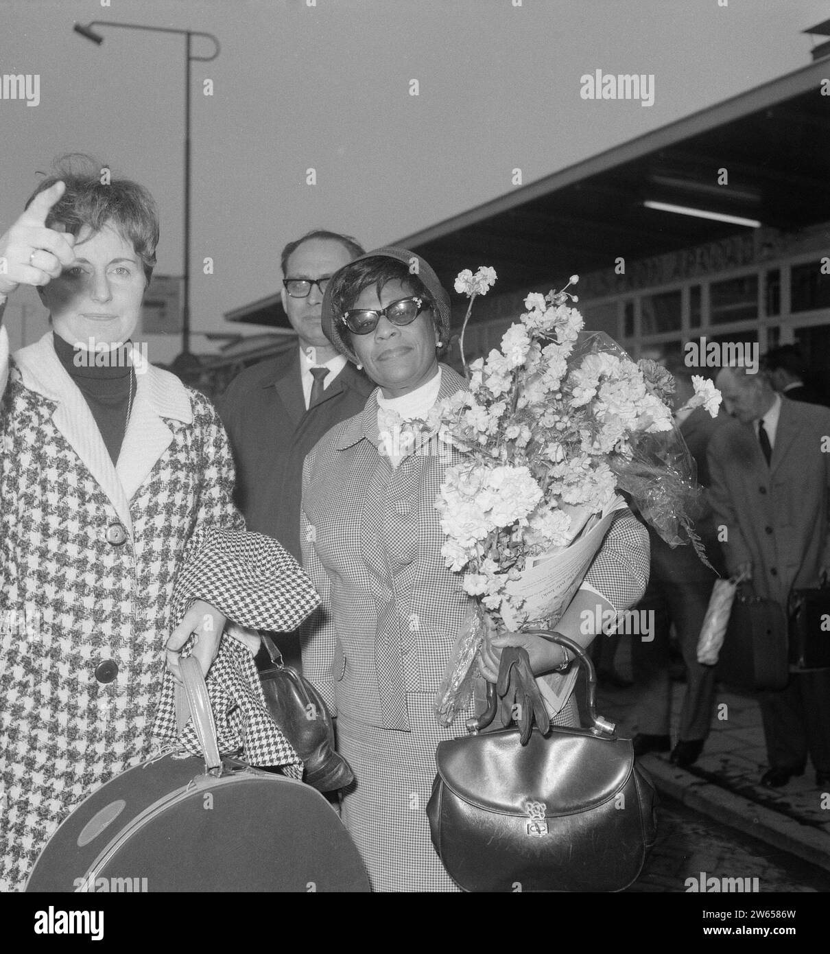 Arrival Ella Fitzgerald and Oscar Peterson at Schiphol. Ella Fitzgerald with flowers ca. April 24, 1964 Stock Photo