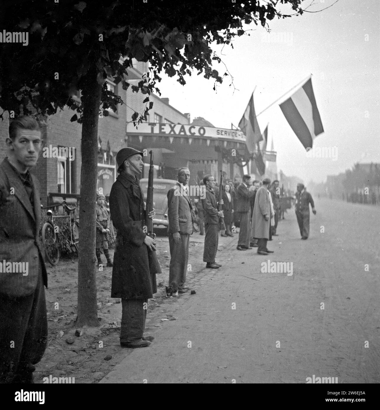 Members of the resistance form a guard of honor at the Texaco gas station in Aalst to welcome the Princess Irene Brigade ca. September 21, 1944 Stock Photo