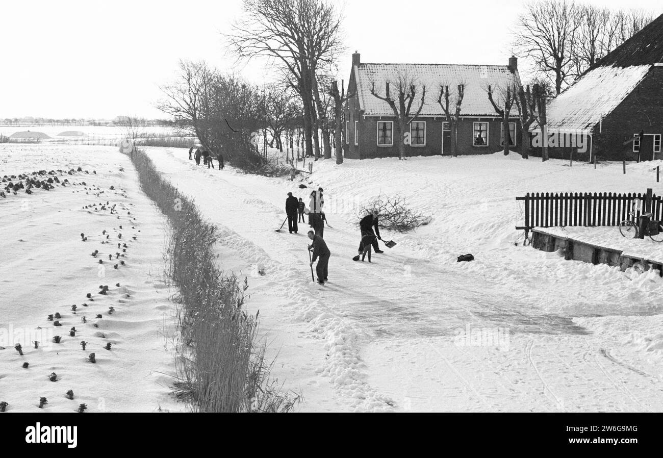 Friesland is preparing for the Elfstedentocht, near the village of Wier the Blikvaart is cleared of snow ca. January 14, 1963 Stock Photo