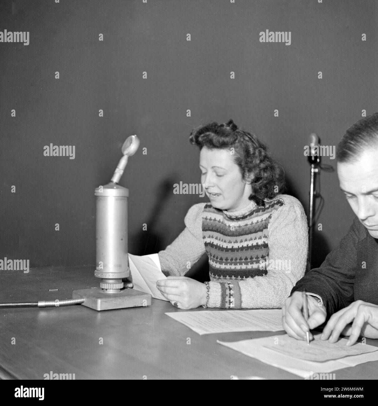 Female radio announcer Black and White Stock Photos & Images Alamy