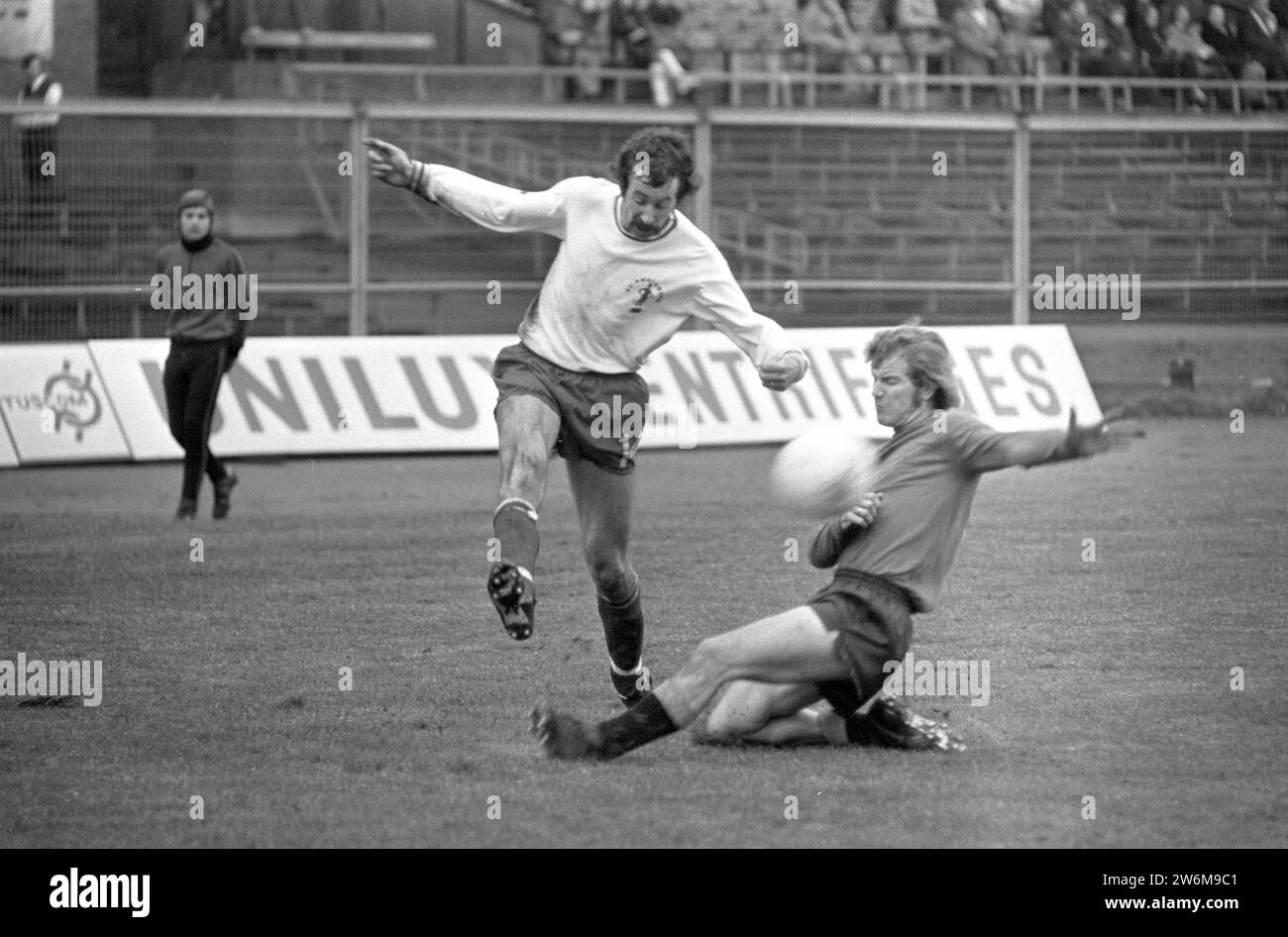 Amsterdam against NAC 0-0, Leen van der Merkt (l) in action, Abe van der Ban (l) in action ca. January 7, 1973 Stock Photo