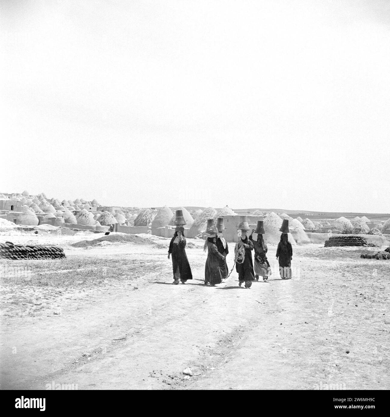 Woman with pitchers on their heads hi-res stock photography and images ...