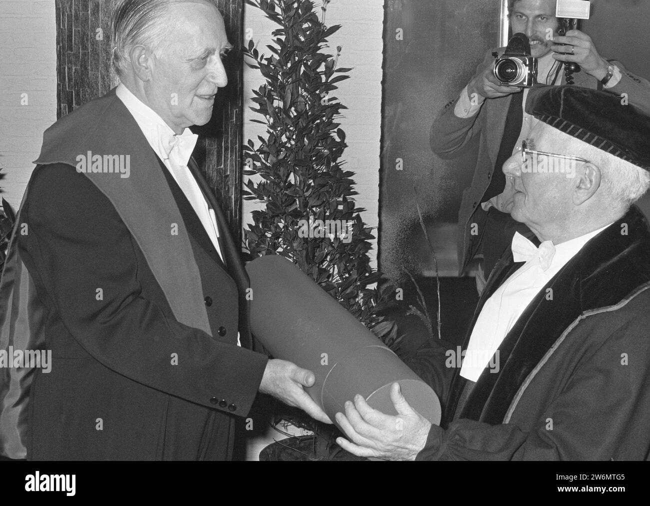 Honorary doctorate for H. J. Krauweel , director of the Jellinek clinic in Amsterdam, Prof. Dr. A. Querido (r) hands over the diploma to Mr. Krauweel / ca. January 8, 1973 Stock Photo