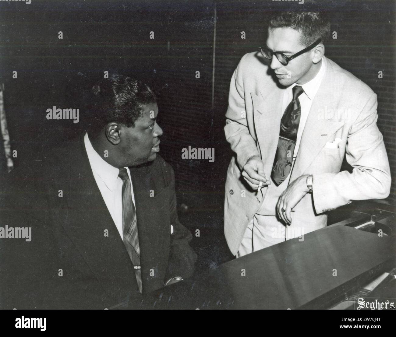 Willis Conover with pianist Oscar Peterson. Stock Photo