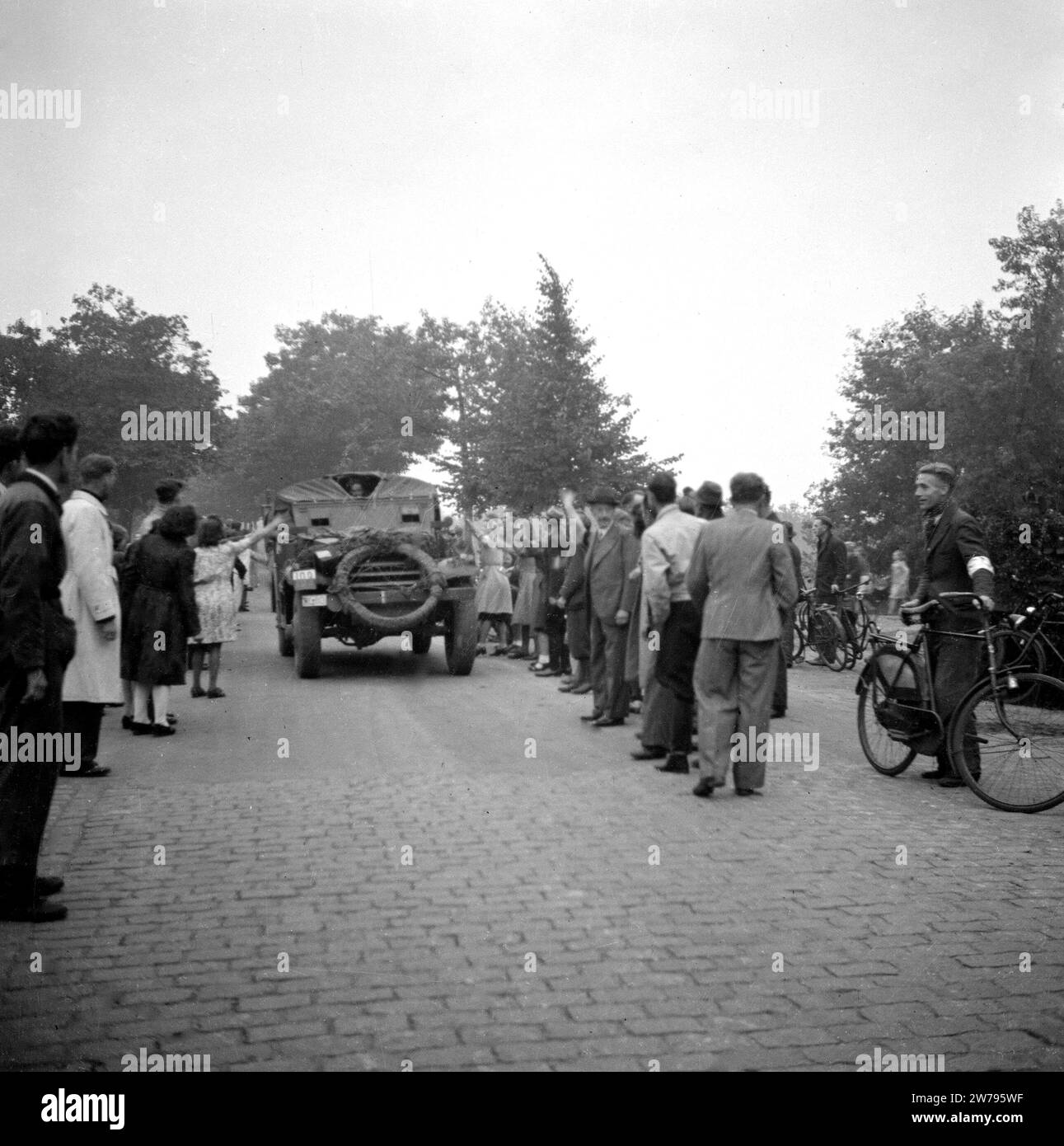 Residents of Aalst welcome the soldiers of the Princess Irene Brigade ca. September 21, 1944 Stock Photo