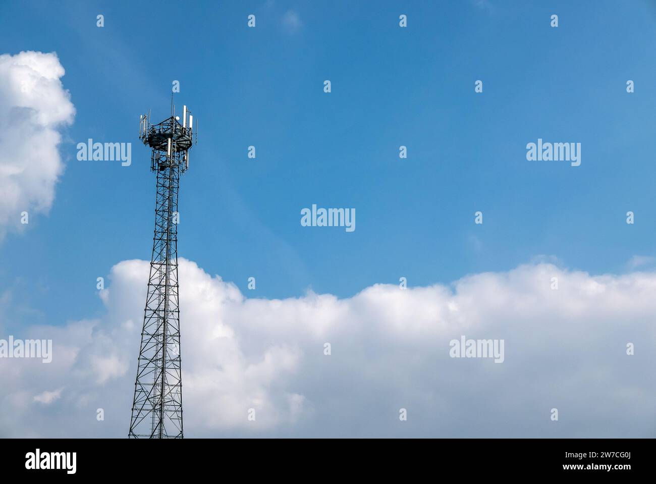15.09.2018, Poland, Szewce, Wielkopolska - Transmission mast for mobile phones. 00A180915D129CAROEX.JPG [MODEL RELEASE: NOT APPLICABLE, PROPERTY RELEA Stock Photo