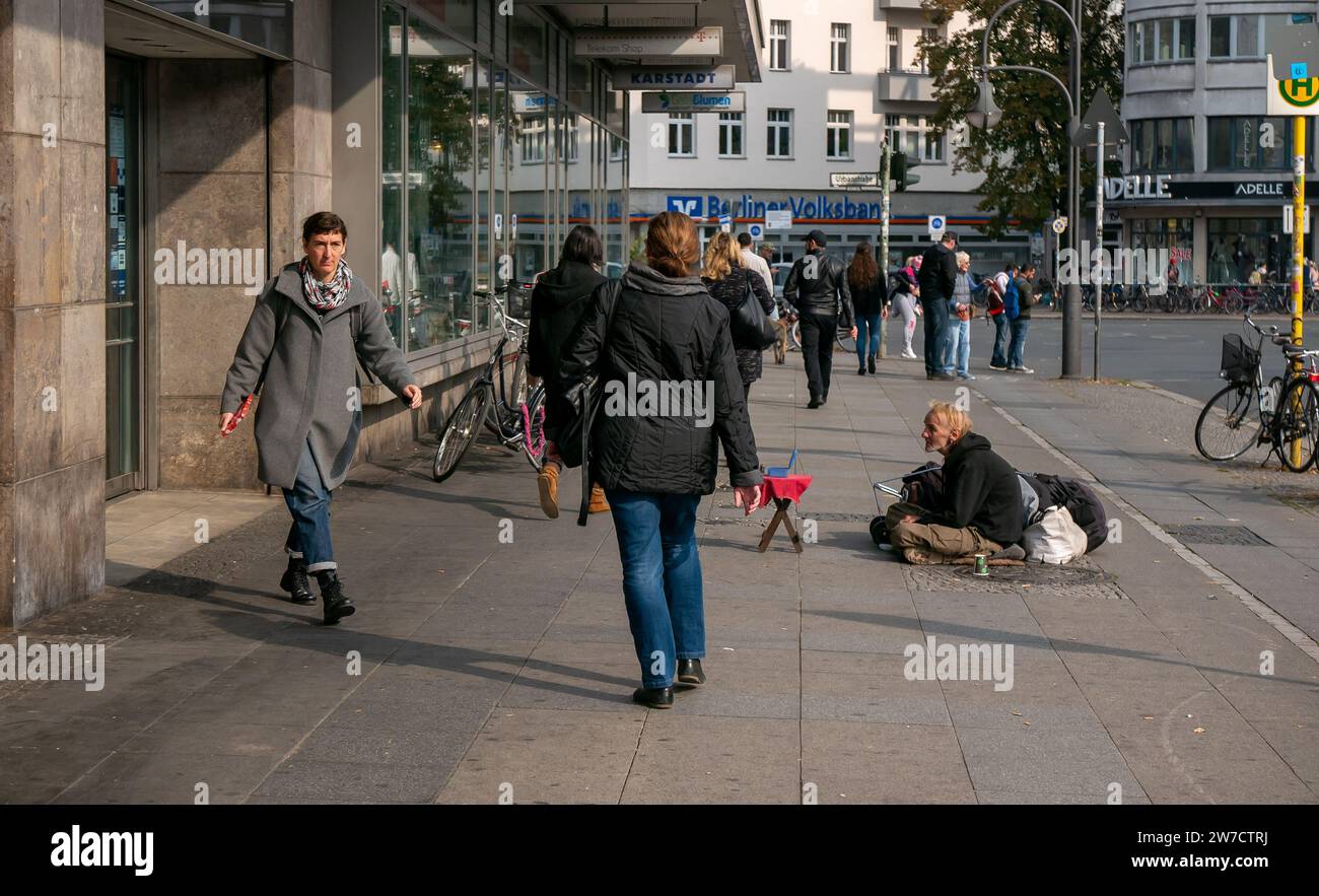 01.10.2018, Germany, Berlin, Berlin - Homeless man asks for donations ...