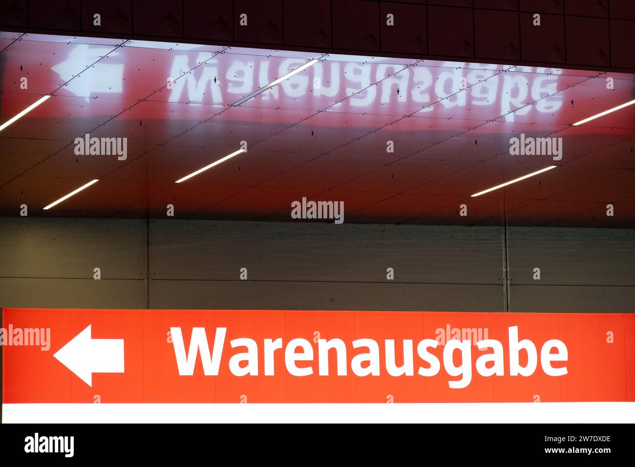 07.11.2023, Germany, Bremen, Bremen - Directional sign for goods issue at the Bauhaus DIY chain. 00A231107D013CAROEX.JPG [MODEL RELEASE: NOT APPLICABL Stock Photo