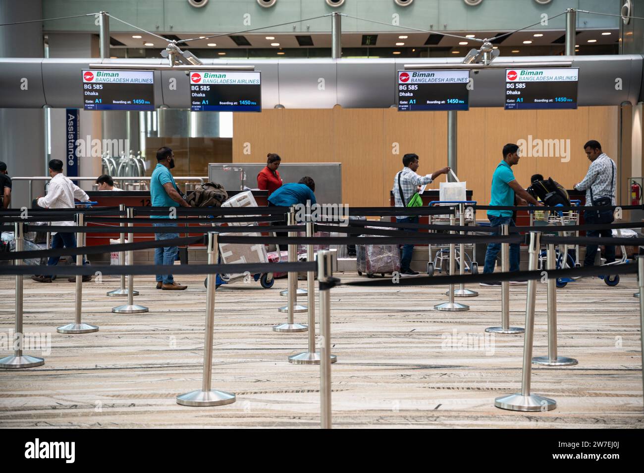 31.07.2023, Singapore, Singapur, Travellers check in their luggage at