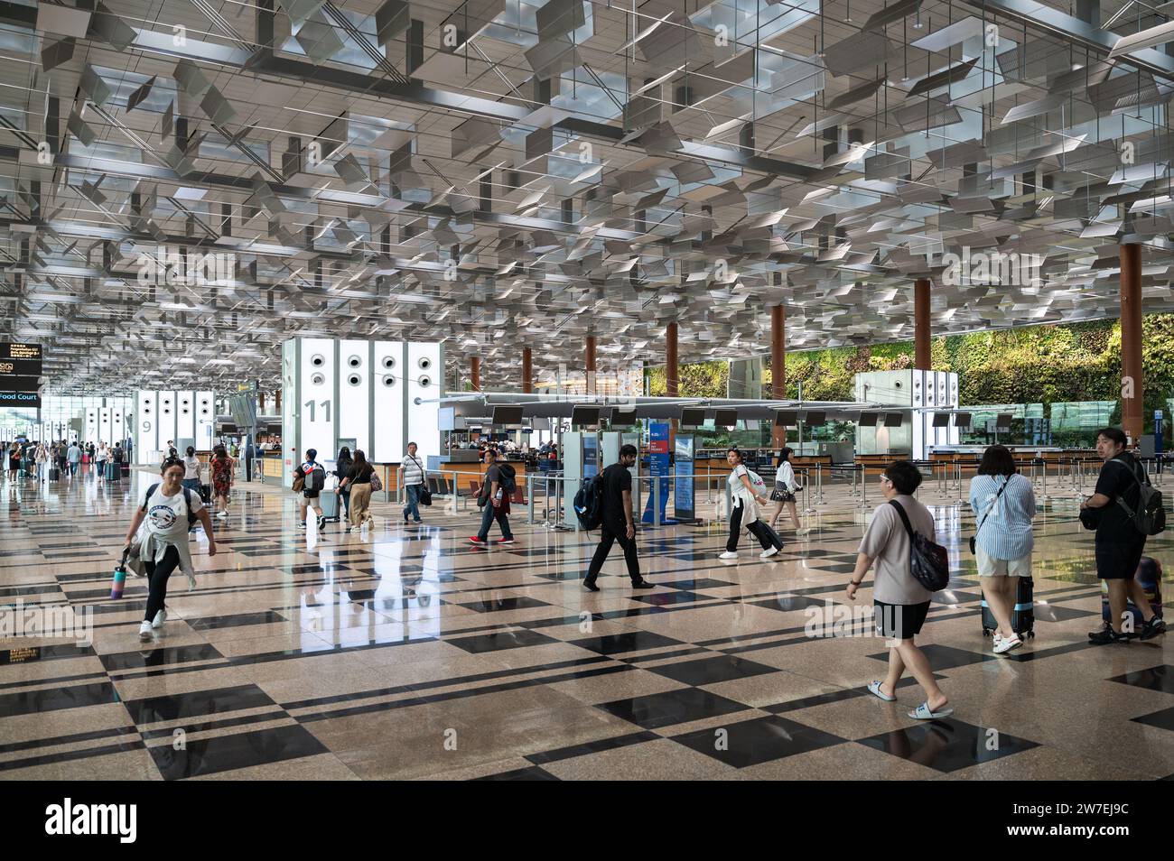 31.07.2023, Singapore, Singapur,  - Interior view of the modern Terminal 3 with air travellers at Singapore Changi Airport. 0SL230731D016CAROEX.JPG [M Stock Photo