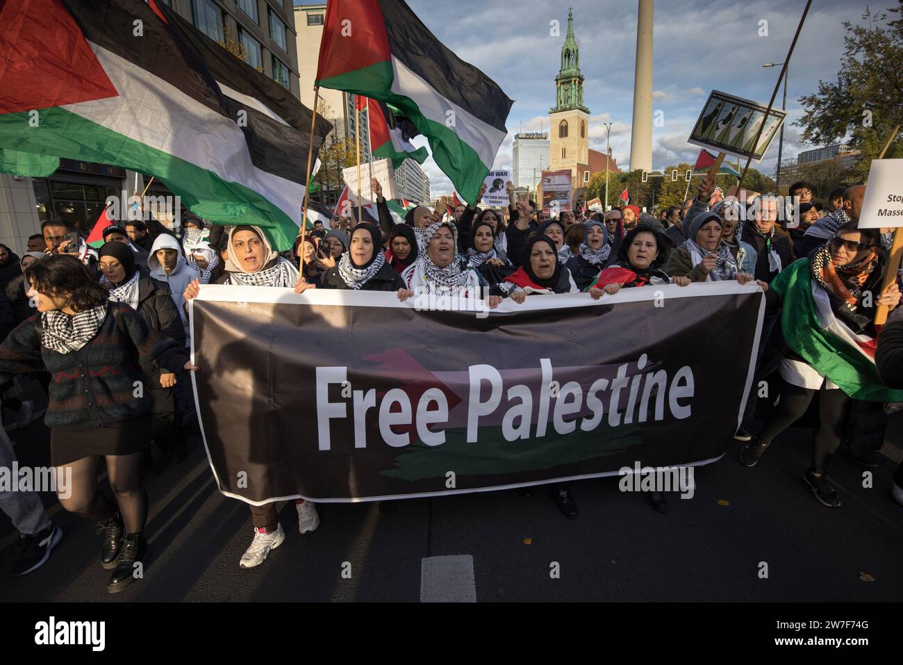 04.11.2023, Germany, Berlin, Berlin - Large pro-Palestinian