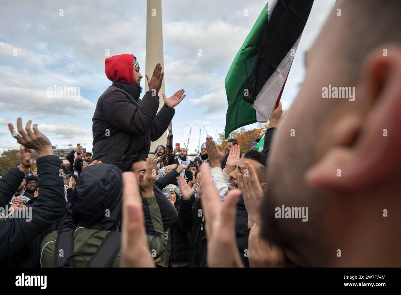 04.11.2023, Germany, Berlin, Berlin - Large pro-Palestinian