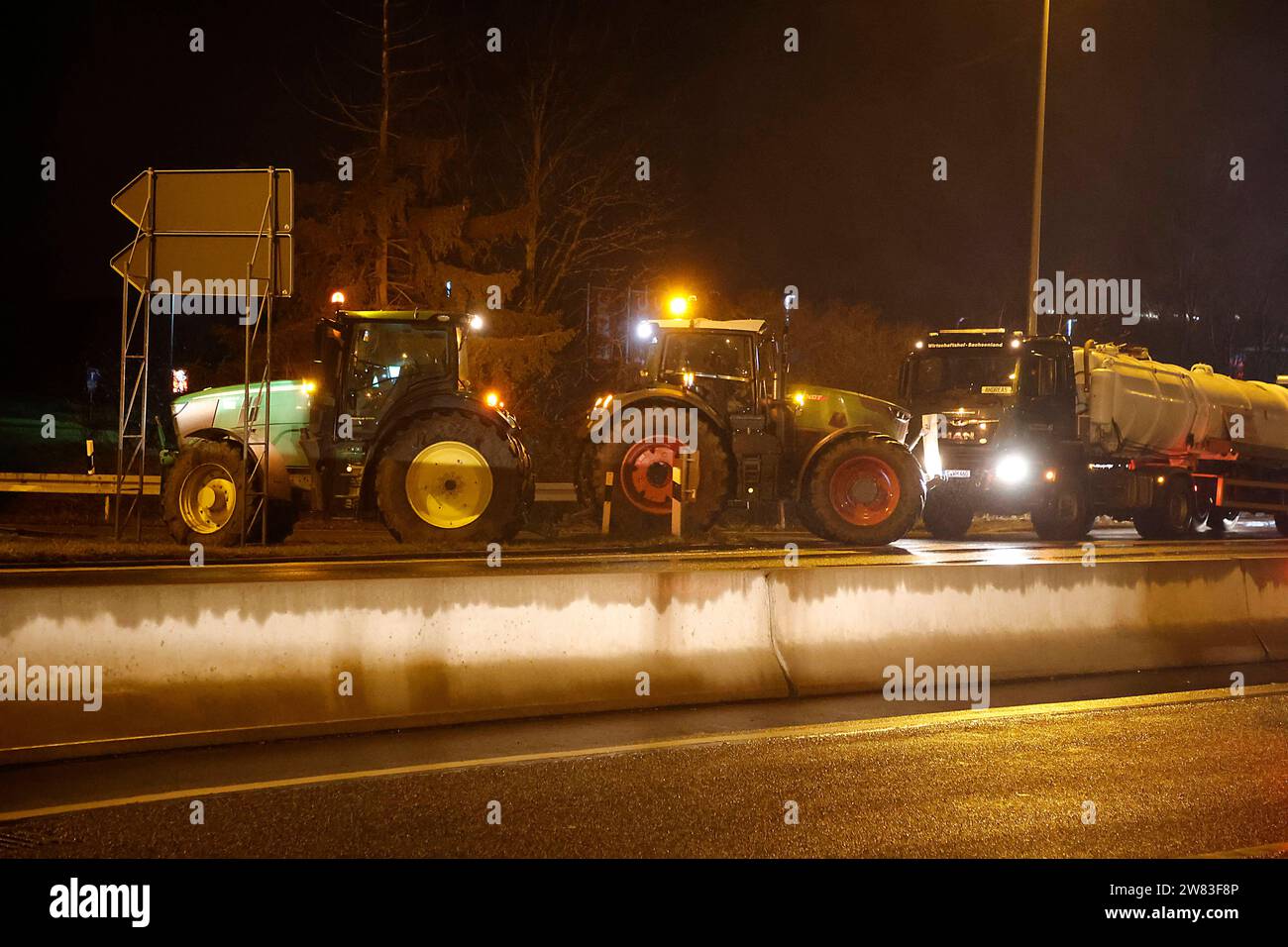 Bauerndemo 21.12.2023, Chemnitz, Autobahnauffahrt Chemnitz Mitte, Leipziger Straße, um ihre Existenz besorgte Landwirte blockieren mit ihren Landmaschinen die Autobahnauffahrt auf die A4/A72. Chemnitz Sachsen Deutschland *** Farmers demonstration 21 12 2023, Chemnitz, highway access Chemnitz Mitte, Leipziger Straße, farmers worried about their livelihood block the highway access to the A4 A72 Chemnitz Saxony Germany with their agricultural machinery Stock Photo