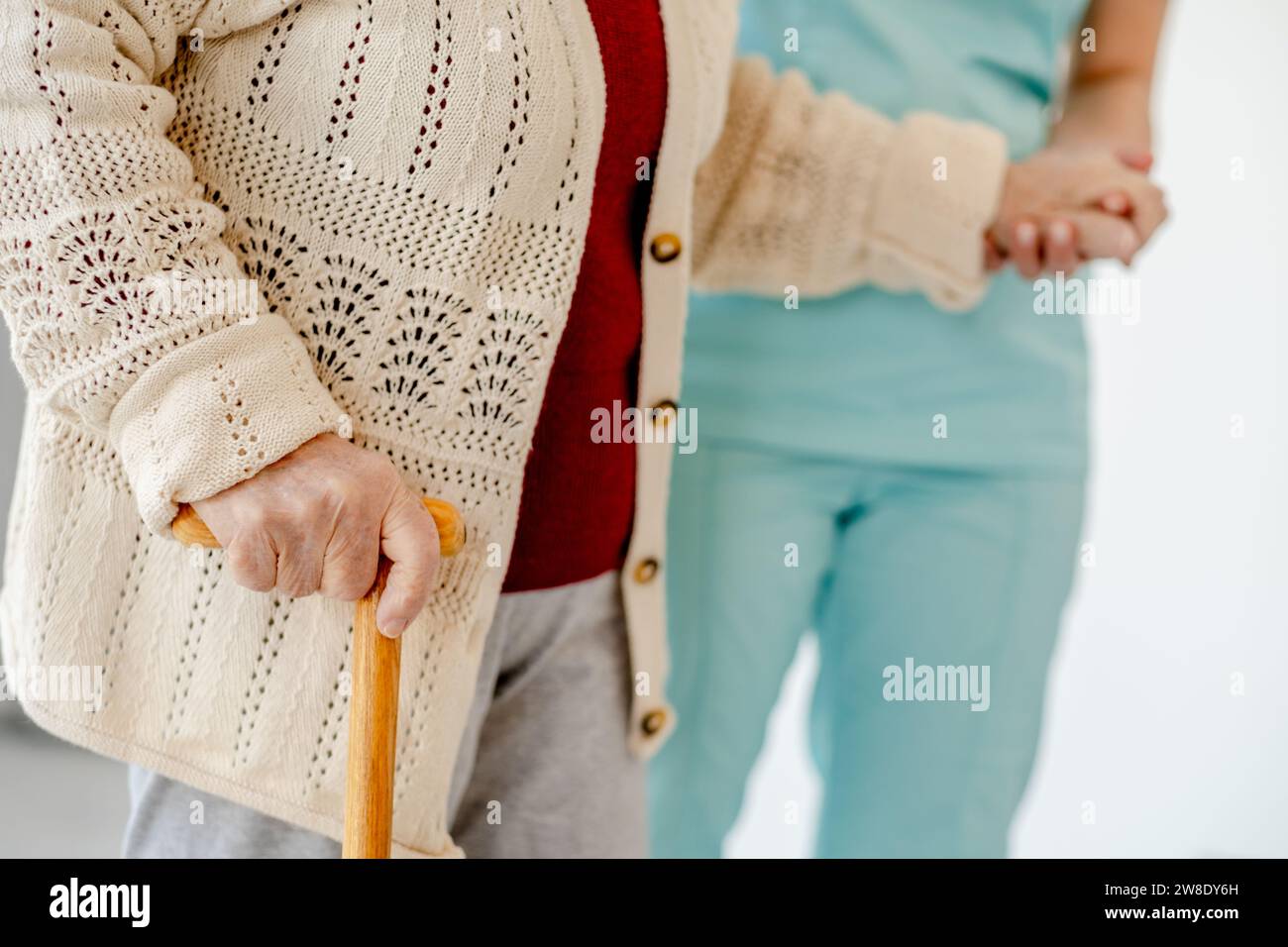 Care home staff help elderly hi-res stock photography and images - Alamy