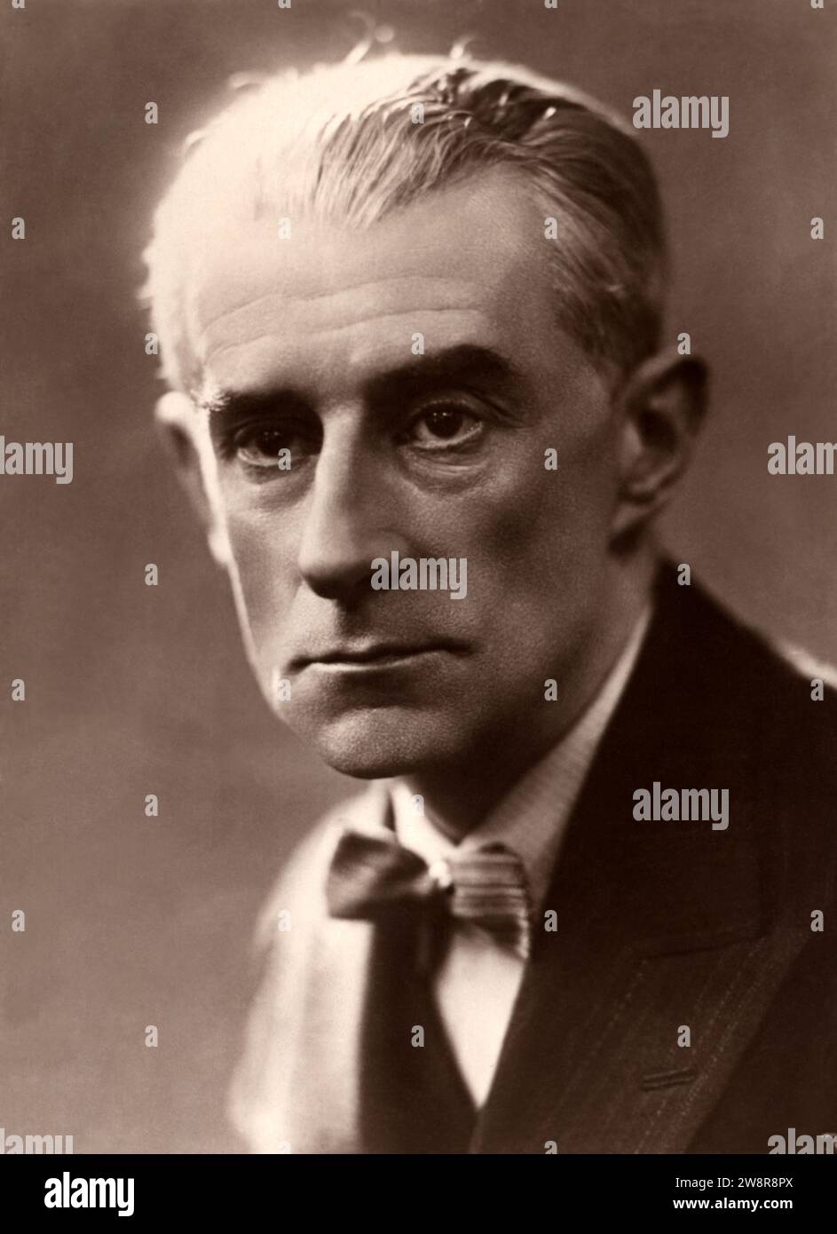 1935 c., PARIS , FRANCE : The celebrated french music composer MAURICE RAVEL ( 1875 - 1937 ). His most popular composition is the BOLERO . Photo by Henri Manuel  ( 1874 - 1947 ). - MUSICA CLASSICA - CLASSICAL - COMPOSITORE  - portrait - ritratto - BALLET - BALLETTO - DANCE - DANZA - MUSICISTA - MUSICA - bow tie - cravatta - papillon - HISTORY - FOTO STORICHE --- Archivio GBB Stock Photo