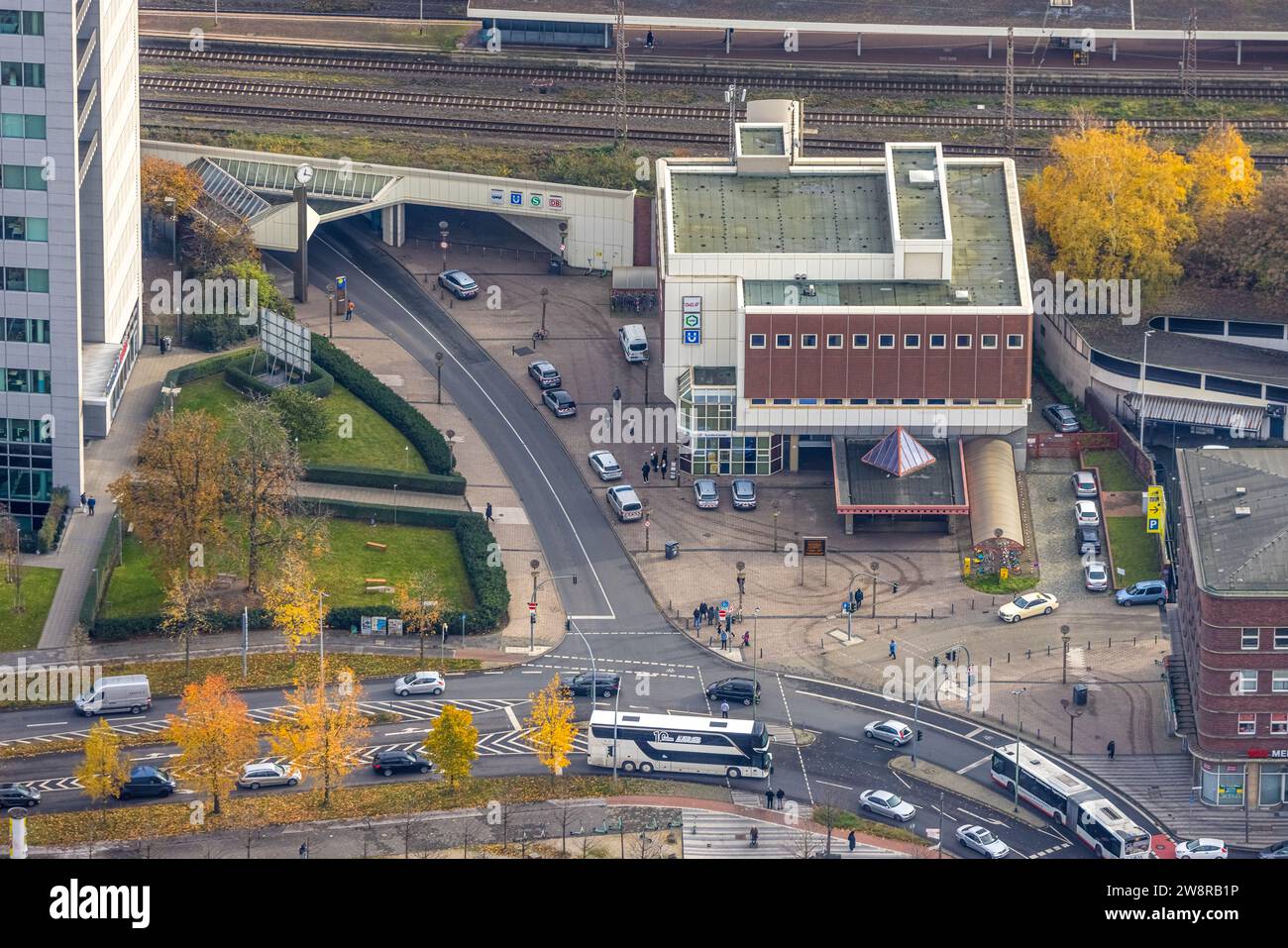 Aerial view, DVG customer center Duisburger Verkehrsgesellschaft AG, road traffic and underpass, surrounded by autumnal deciduous trees, Altstadt, Dui Stock Photo