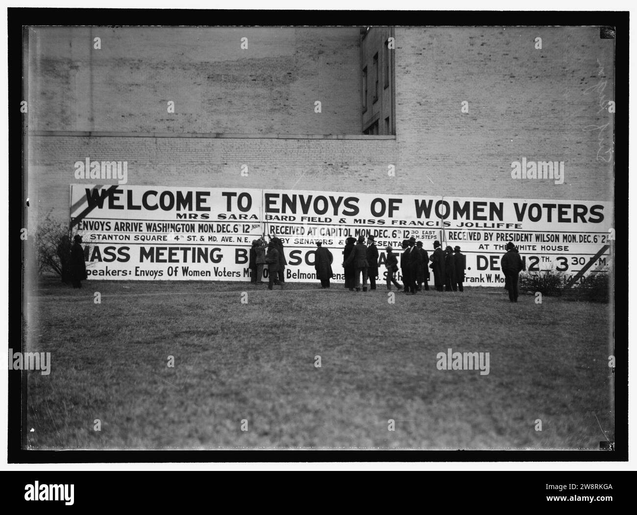 WOMAN SUFFRAGE SIGN- WELCOME TO ENVOYS OF WOMEN VOTERS Stock Photo