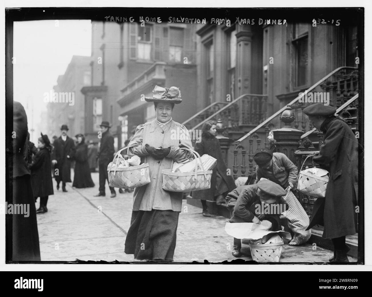 Women carrying baskets - Salvation Army Christmas dinner, New York Stock Photo