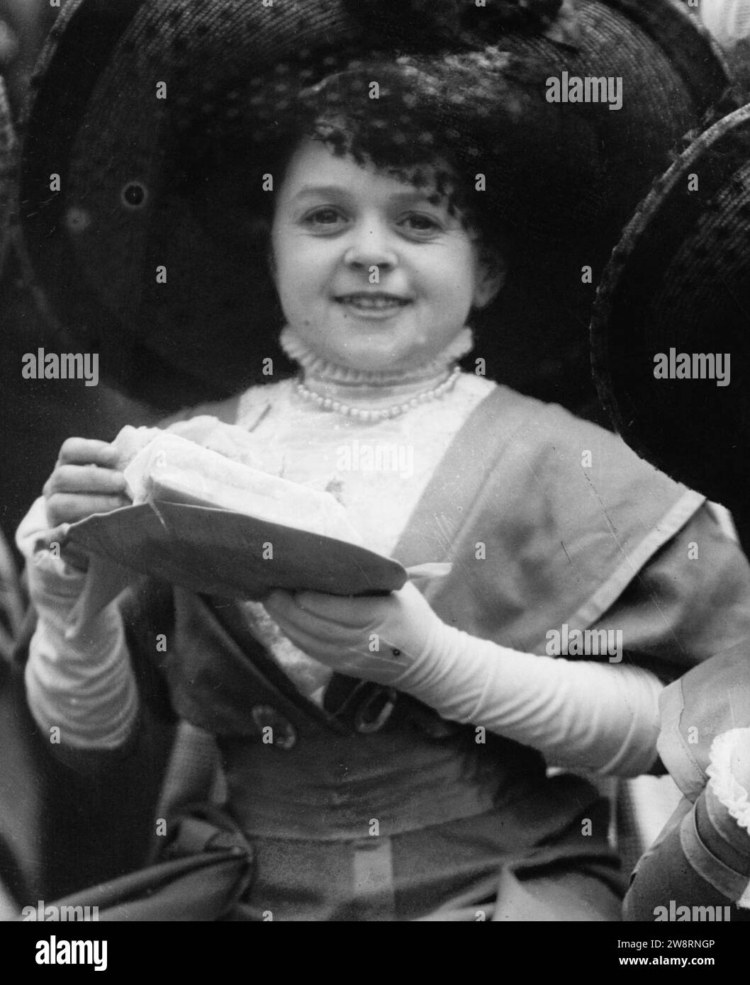 Women with dwarfism at party in Central Park in May 1900, Midgets