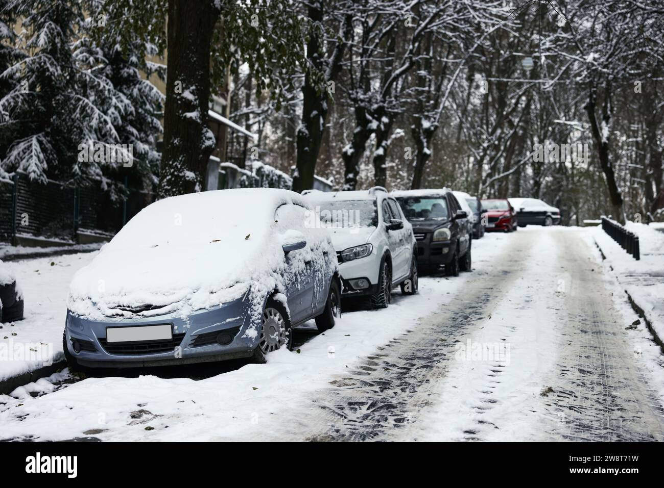 Parked cars on city street hi-res stock photography and images - Alamy