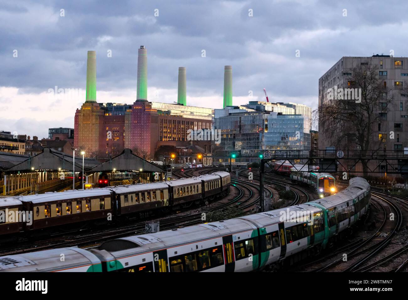 London, UK. 16th December, 2023. A British Pullman train returns to Victoria Station. Two special services - a steam train and luxury dining excursions operated from London's Victoria Station in the run up to Christmas, where they passed Battersea Power Station, lit up dusk onwards in a festive design by artist David Hockney. Credit: Eleventh Hour Photography/Alamy Live News Stock Photo