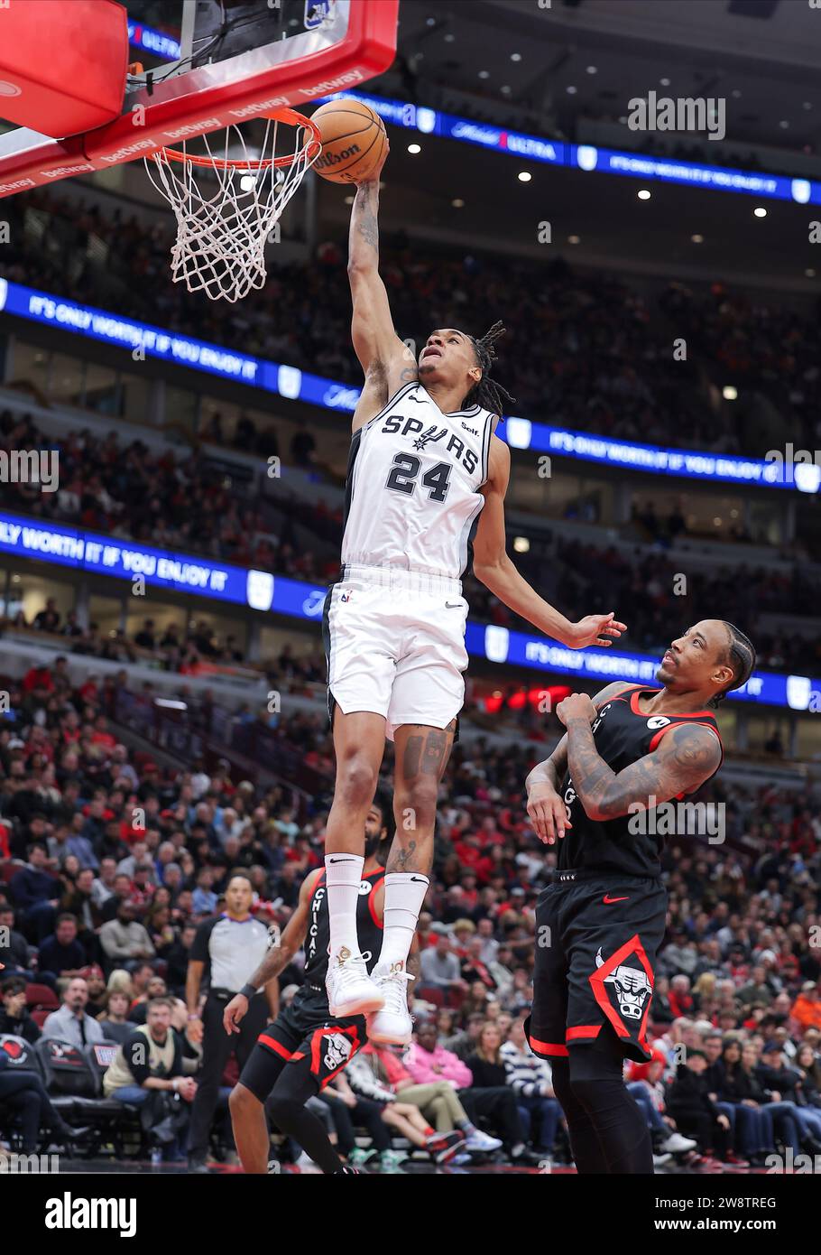 CHICAGO, IL - DECEMBER 21: Devin Vassell #24 of the San Antonio Spurs ...