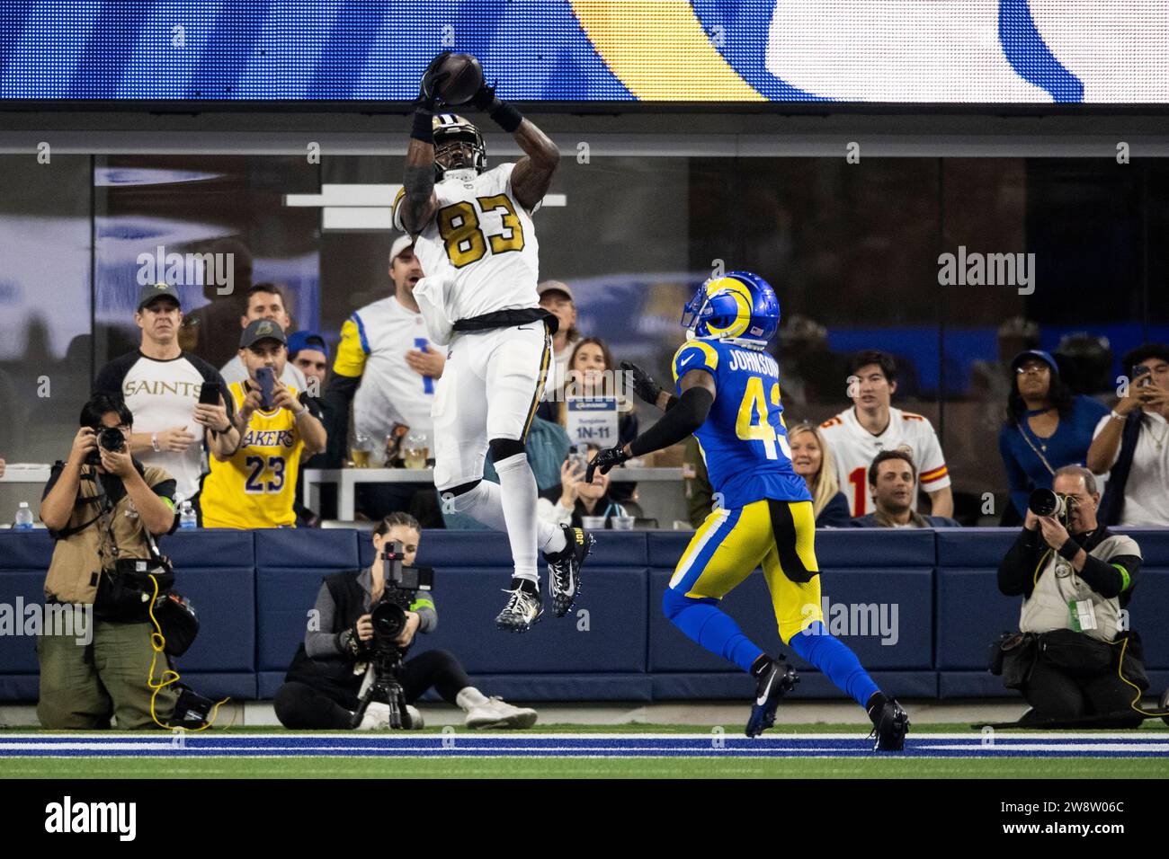 New Orleans Saints tight end Juwan Johnson (83) catches the ball over