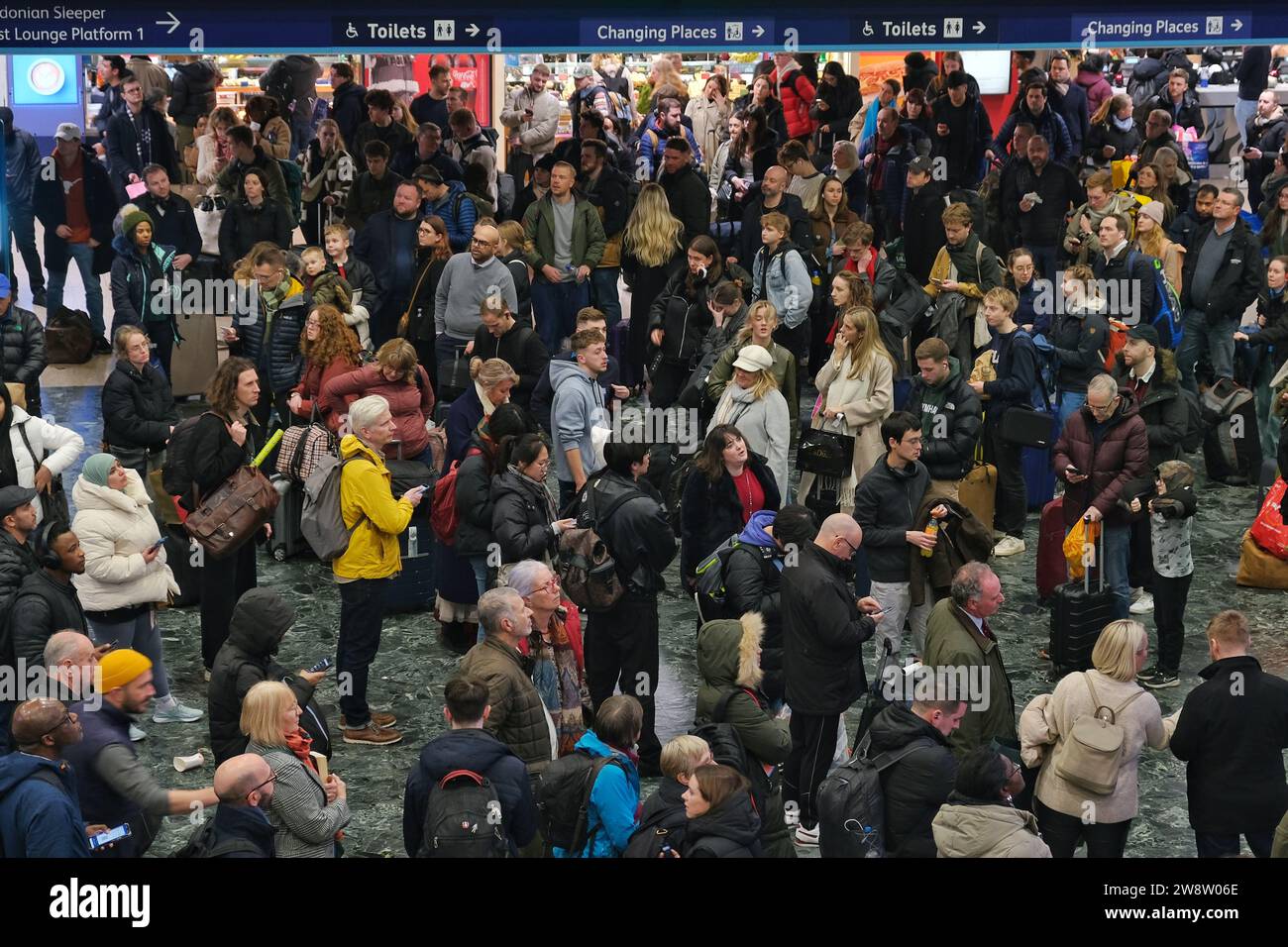 London, UK. 21st December, 2023. Disruption to services at Euston ...