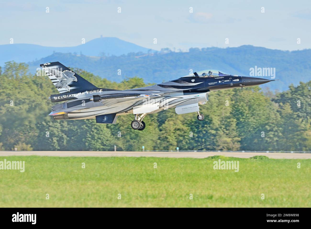 General Dynamics F16 Fighting Falcon Stock Photo Alamy