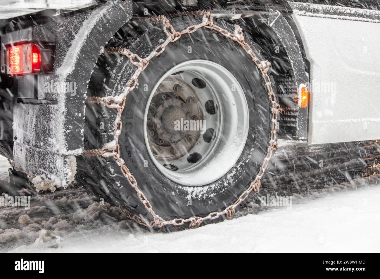 231222SchneeZoltan News ID: EN 2023-12-22-2 Sturm Zoltan: Starkschneefälle sorgen für Verkehrsbehinderungen  10 Zentimeter Neuschnee und querstehende LKW Stollberg. Sturmtief Zoltan sorgt weiterhin für Probleme im Erzgebirge. Das Sturmtief ist abgezogen und auf dessen Rückseite floss vergangene Nacht deutlich kältere Luft nach Deutschland. Dies hatte zur Folge, dass die Schneefallgrenze deutlich absank. Der Regen verwandelte sich in Schnee und sorgt seit dem Morgen für zahlreiche verschneite und glatte Straßen. Auf der B180 zwischen Stollberg und dem Abzweig nach Hoheneck ging am Morgen stelle Stock Photo