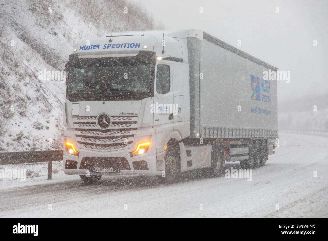 231222SchneeZoltan News ID: EN 2023-12-22-2 Sturm Zoltan: Starkschneefälle sorgen für Verkehrsbehinderungen  10 Zentimeter Neuschnee und querstehende LKW Stollberg. Sturmtief Zoltan sorgt weiterhin für Probleme im Erzgebirge. Das Sturmtief ist abgezogen und auf dessen Rückseite floss vergangene Nacht deutlich kältere Luft nach Deutschland. Dies hatte zur Folge, dass die Schneefallgrenze deutlich absank. Der Regen verwandelte sich in Schnee und sorgt seit dem Morgen für zahlreiche verschneite und glatte Straßen. Auf der B180 zwischen Stollberg und dem Abzweig nach Hoheneck ging am Morgen stelle Stock Photo