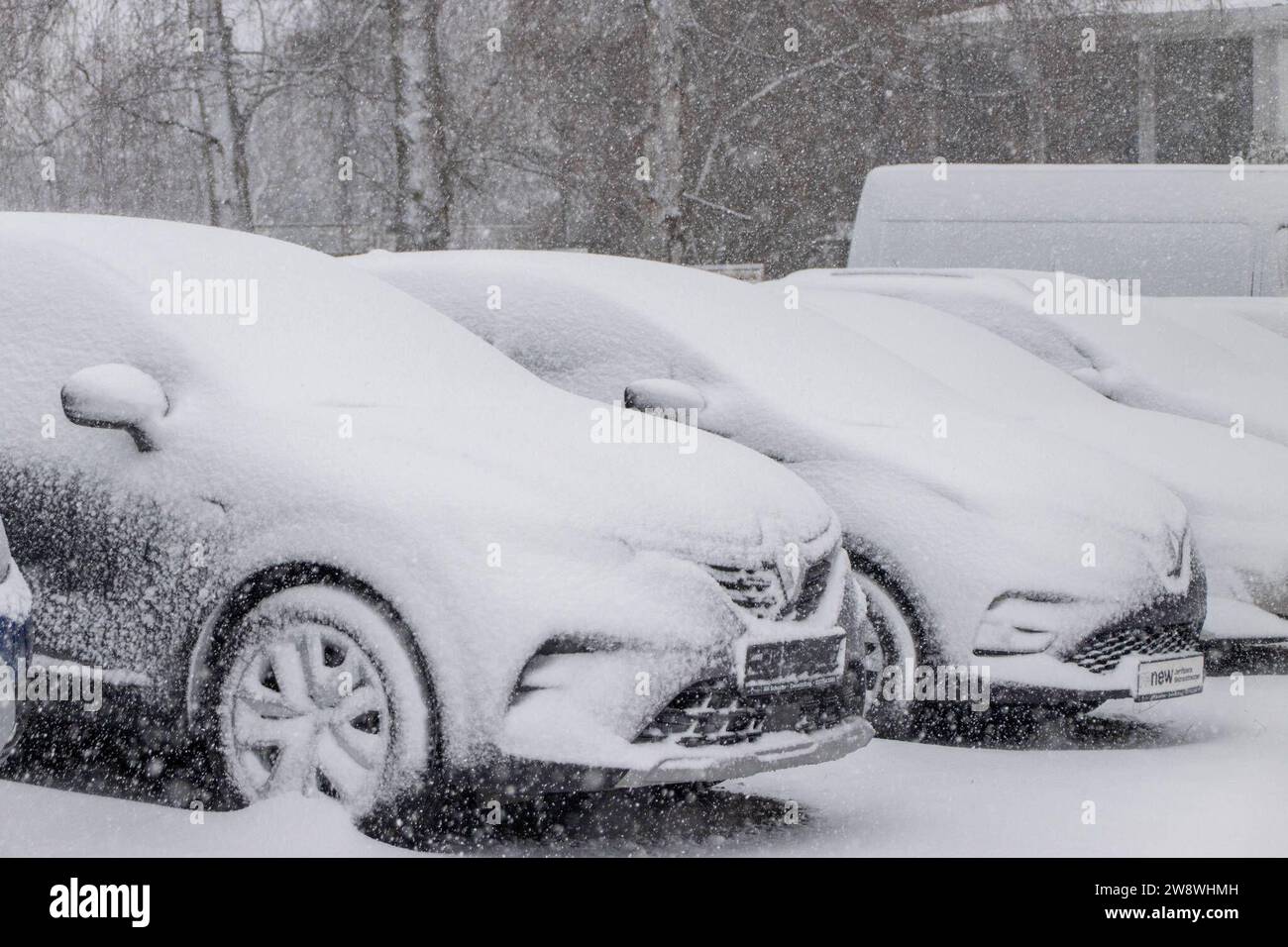 231222SchneeZoltan News ID: EN 2023-12-22-2 Sturm Zoltan: Starkschneefälle sorgen für Verkehrsbehinderungen  10 Zentimeter Neuschnee und querstehende LKW Stollberg. Sturmtief Zoltan sorgt weiterhin für Probleme im Erzgebirge. Das Sturmtief ist abgezogen und auf dessen Rückseite floss vergangene Nacht deutlich kältere Luft nach Deutschland. Dies hatte zur Folge, dass die Schneefallgrenze deutlich absank. Der Regen verwandelte sich in Schnee und sorgt seit dem Morgen für zahlreiche verschneite und glatte Straßen. Auf der B180 zwischen Stollberg und dem Abzweig nach Hoheneck ging am Morgen stelle Stock Photo