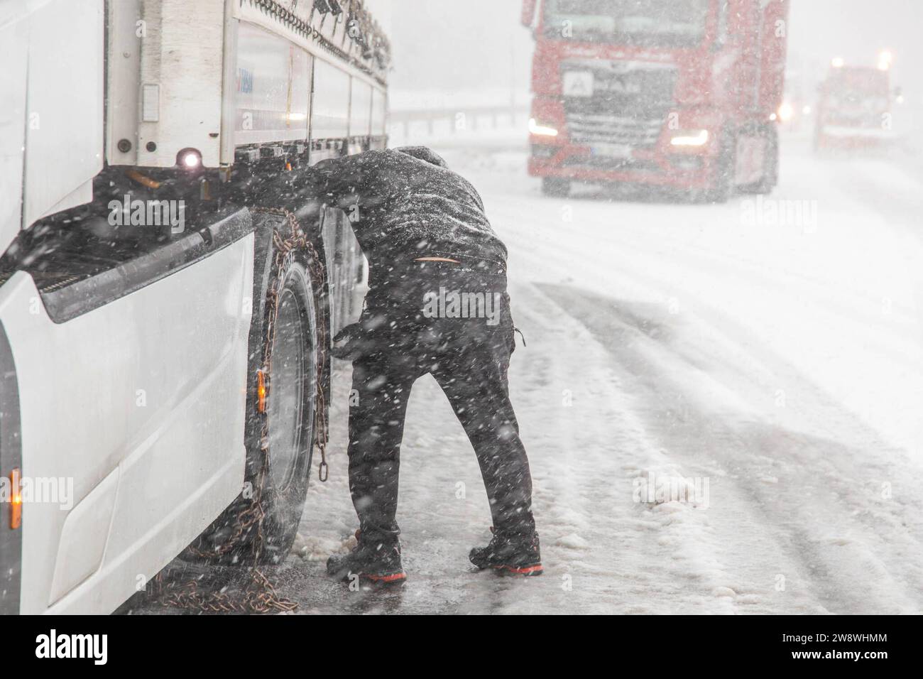 231222SchneeZoltan News ID: EN 2023-12-22-2 Sturm Zoltan: Starkschneefälle sorgen für Verkehrsbehinderungen  10 Zentimeter Neuschnee und querstehende LKW Stollberg. Sturmtief Zoltan sorgt weiterhin für Probleme im Erzgebirge. Das Sturmtief ist abgezogen und auf dessen Rückseite floss vergangene Nacht deutlich kältere Luft nach Deutschland. Dies hatte zur Folge, dass die Schneefallgrenze deutlich absank. Der Regen verwandelte sich in Schnee und sorgt seit dem Morgen für zahlreiche verschneite und glatte Straßen. Auf der B180 zwischen Stollberg und dem Abzweig nach Hoheneck ging am Morgen stelle Stock Photo