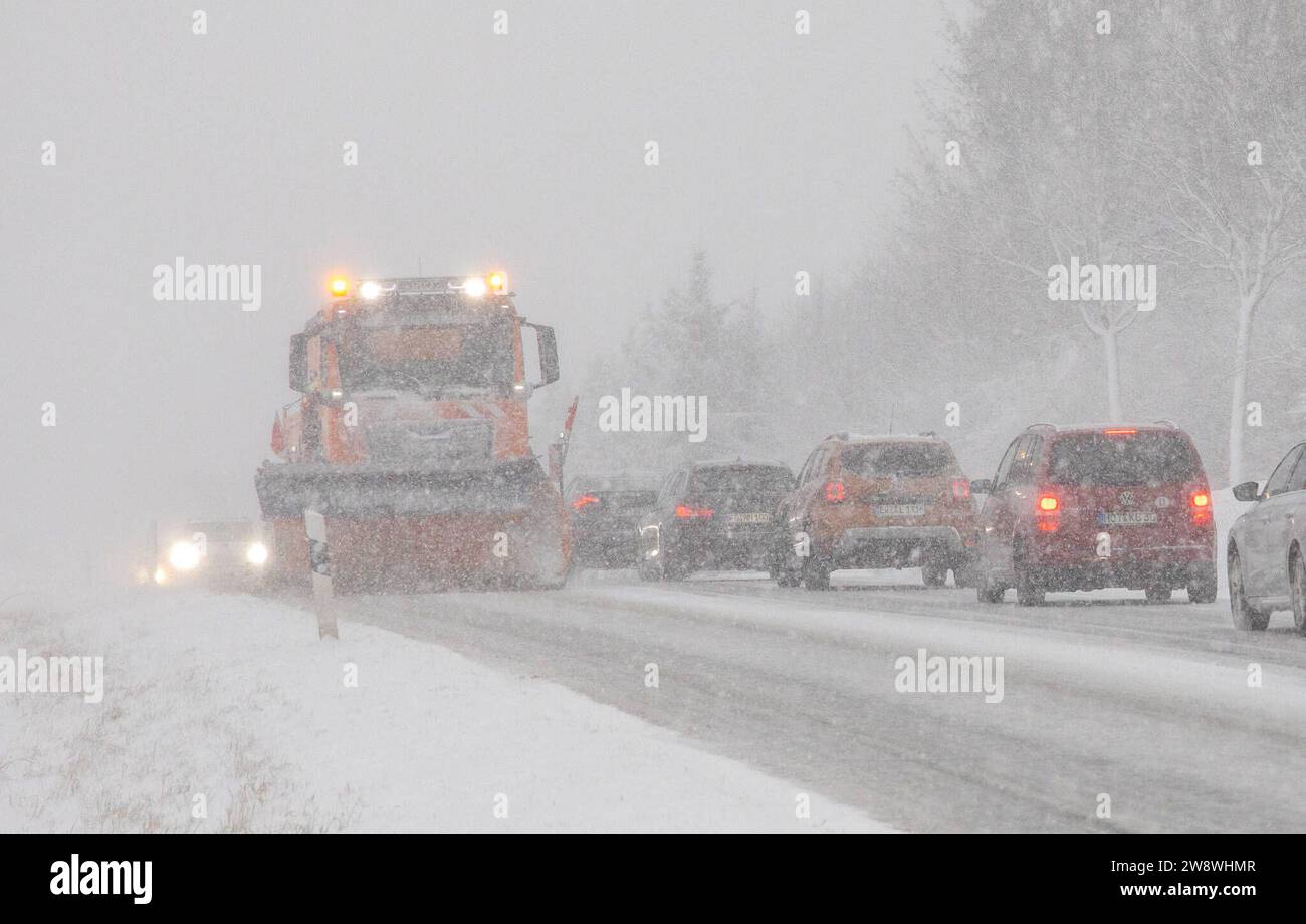 231222SchneeZoltan News ID: EN 2023-12-22-2 Sturm Zoltan: Starkschneefälle sorgen für Verkehrsbehinderungen  10 Zentimeter Neuschnee und querstehende LKW Stollberg. Sturmtief Zoltan sorgt weiterhin für Probleme im Erzgebirge. Das Sturmtief ist abgezogen und auf dessen Rückseite floss vergangene Nacht deutlich kältere Luft nach Deutschland. Dies hatte zur Folge, dass die Schneefallgrenze deutlich absank. Der Regen verwandelte sich in Schnee und sorgt seit dem Morgen für zahlreiche verschneite und glatte Straßen. Auf der B180 zwischen Stollberg und dem Abzweig nach Hoheneck ging am Morgen stelle Stock Photo