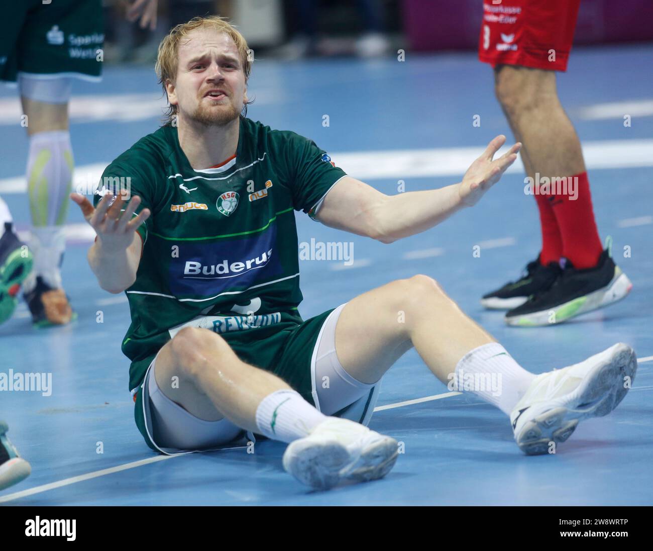 Wetzlar, Buderus Arena, 16.12.23: Magnus Fredriksen (Wetzlar) ist unzufrieden mit einer Schiedsrichterentscheidung beim Handball Bundesliga Spiel HSG Stock Photo