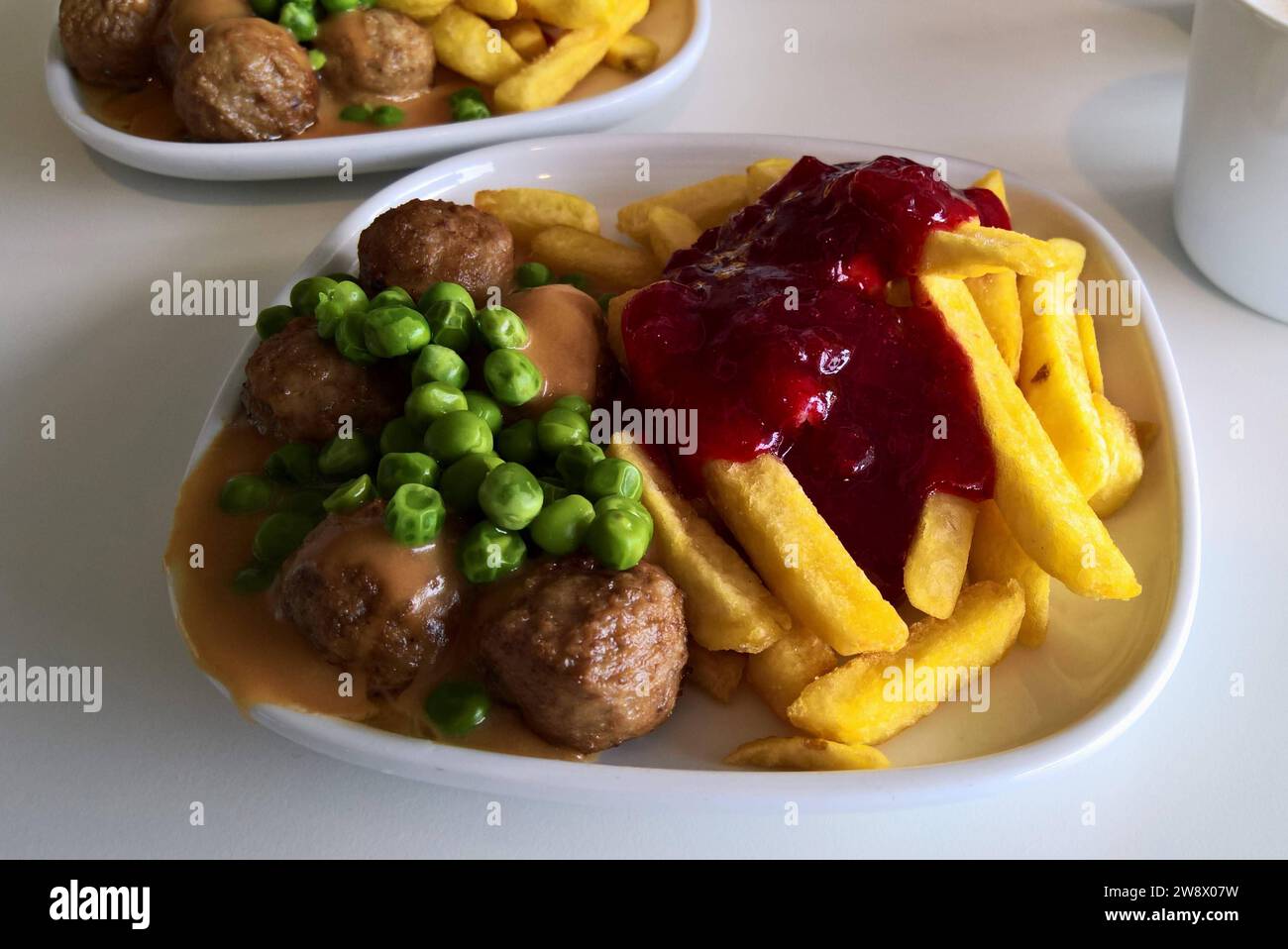 Ikea Restaurant, Hackfleischbällchen - Köttbullar mit Pommes und Erbsen ...