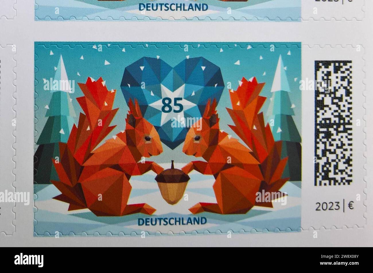 Deutsche Post, 85 Cent Briefmarke bzw Postwertzeichen, Winter-Motiv  Eichhörnchen im Schnee von 2023 *** Deutsche Post, 85 cent stamp or postage  stamp, winter motif squirrel in the snow from 2023 Stock Photo - Alamy