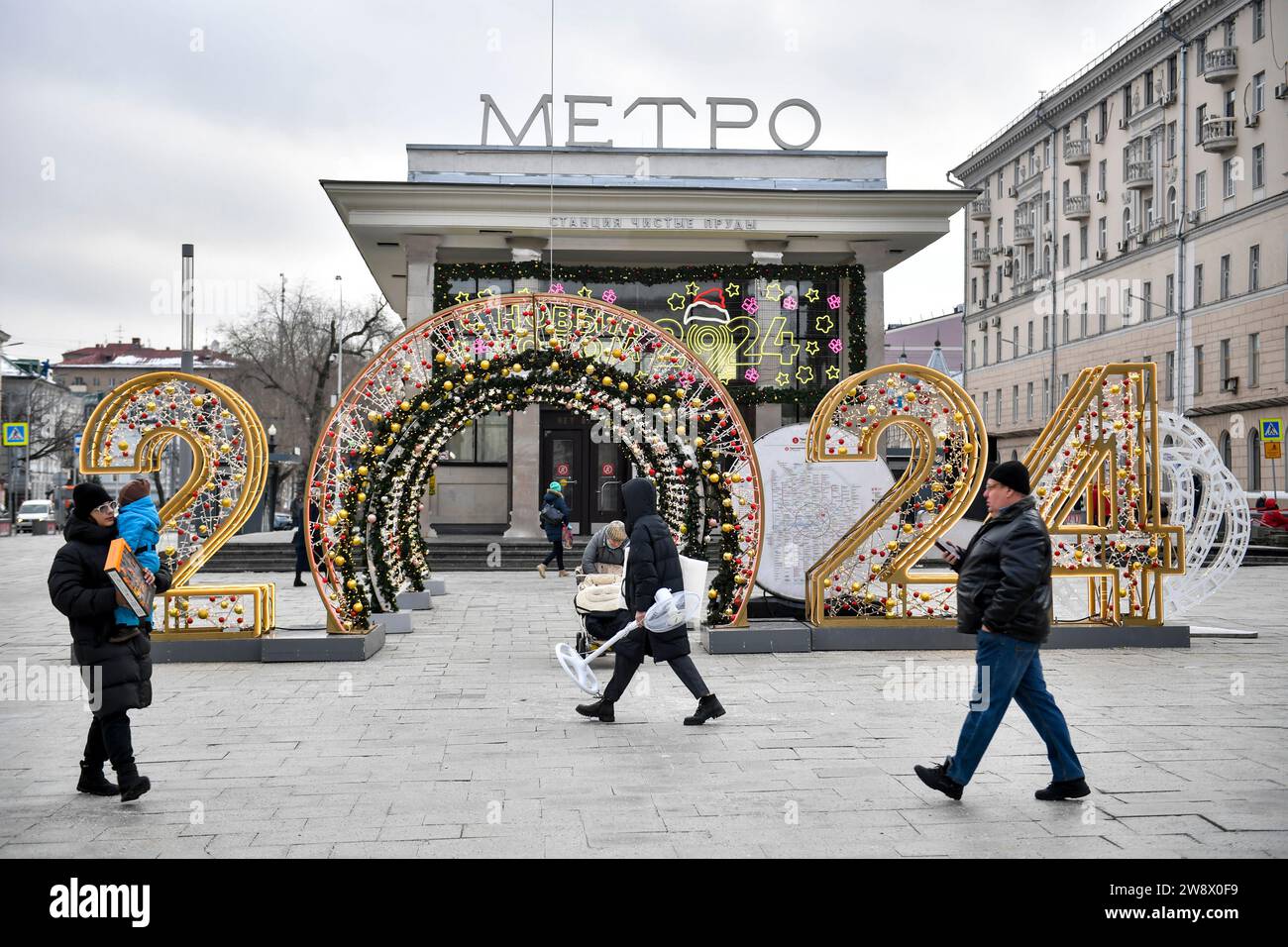 Moscow, Russia. 22nd Dec, 2023. People walk past New Year decorations