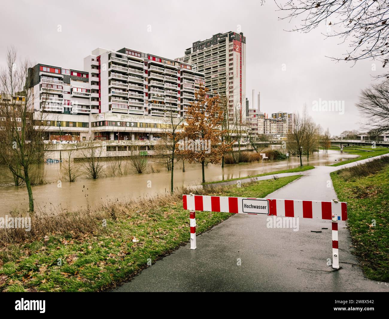 Hanover, Germany. 22nd Dec, 2023. The PeterFechterUfer is flooded by