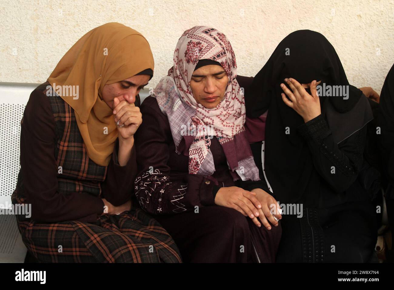 Rafah, Gaza. 22nd Dec, 2023. Palestinians mourn the death of relatives who were killed in Israeli bombing in Rafah in the southern Gaza Strip, on Friday, December 22, 2023. Hundreds of Palestinians killed in the Israeli bombardment a in 48 hours in Gaza strip, the Palestinian ministry of health said. U.S. supports U.N. Gaza resolution 'as is' after vote delayed again. Photo by Ismael Mohamad/UPI Credit: UPI/Alamy Live News Stock Photo