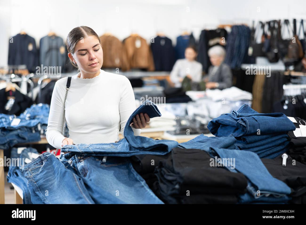 French clothes shop woman hi res stock photography and images Page 5 Alamy
