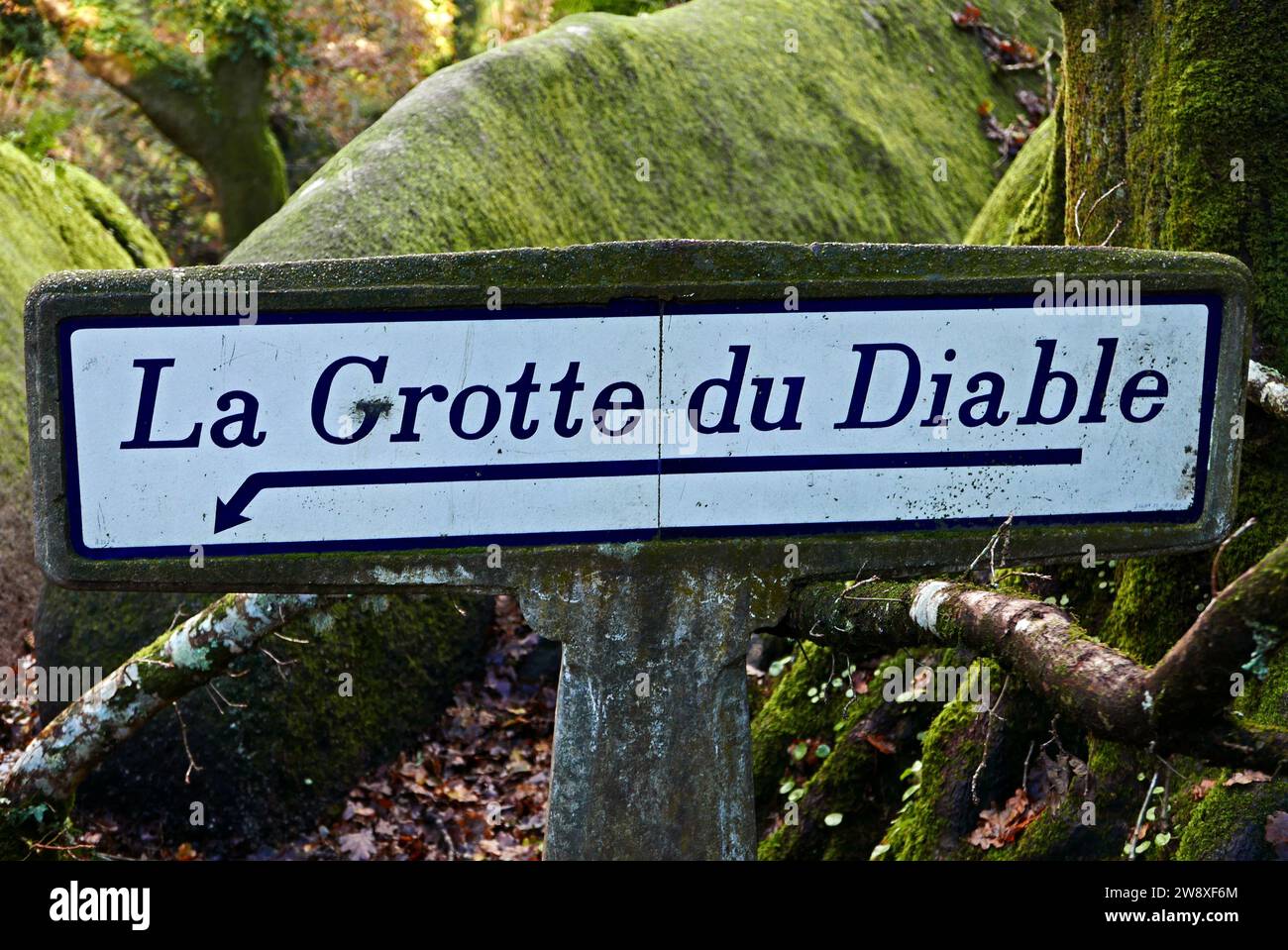 Foret domeniale de Huelgoat, Grotte du diable; Finistere, Bretagne ...