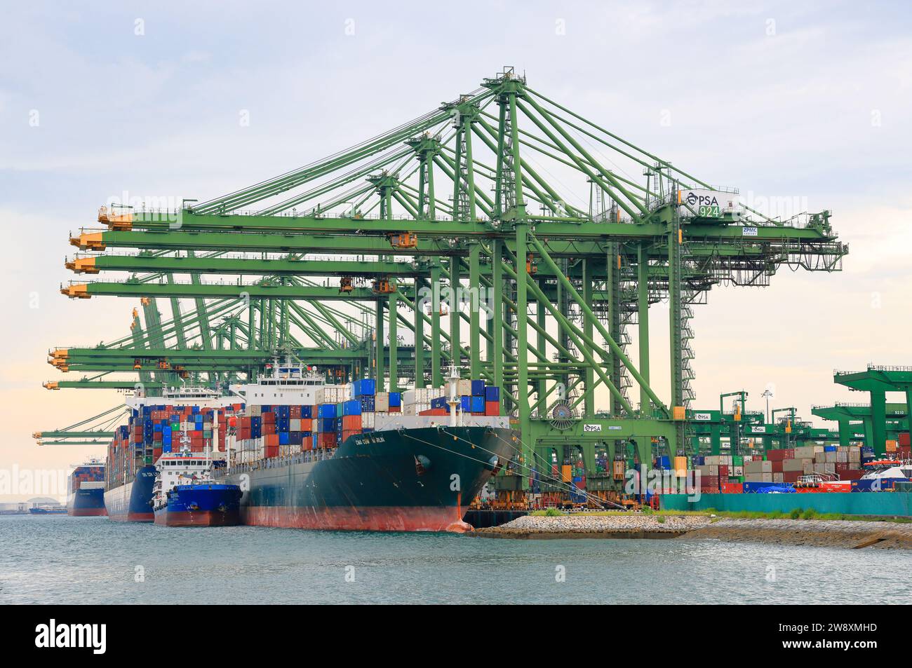 Singapore shipping container terminal, The Asian modernize harbor and ...