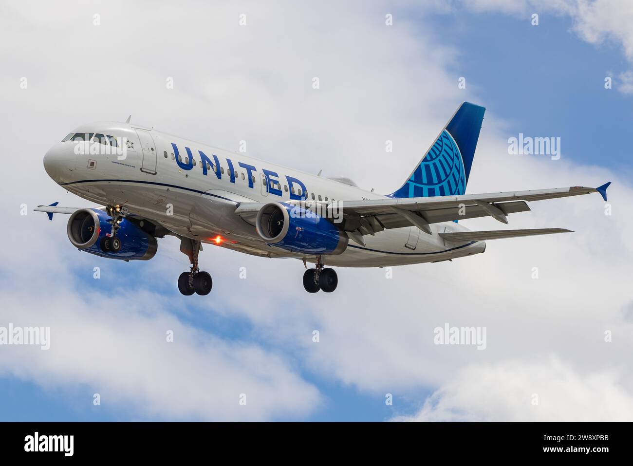 N883UA United Airlines Airbus A319-132  landing at Palm Springs (PSP/KPSP) Stock Photo
