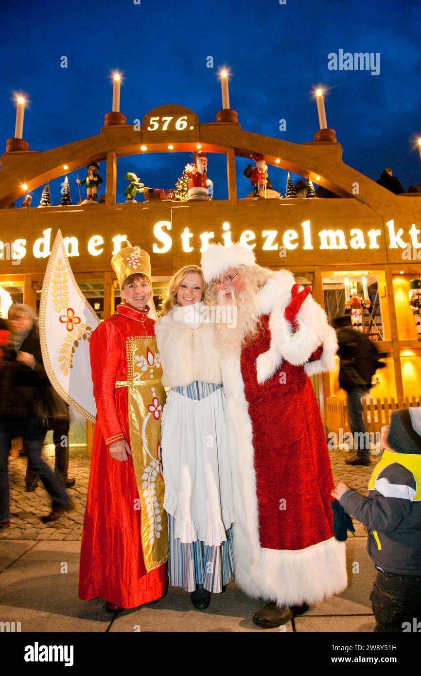 Angels of light, Stollen Girl Claudia Ruhmland and Father Christmas in front of the world's largest walk-in candle arch. Striezelmarkt, which has Stock Photo