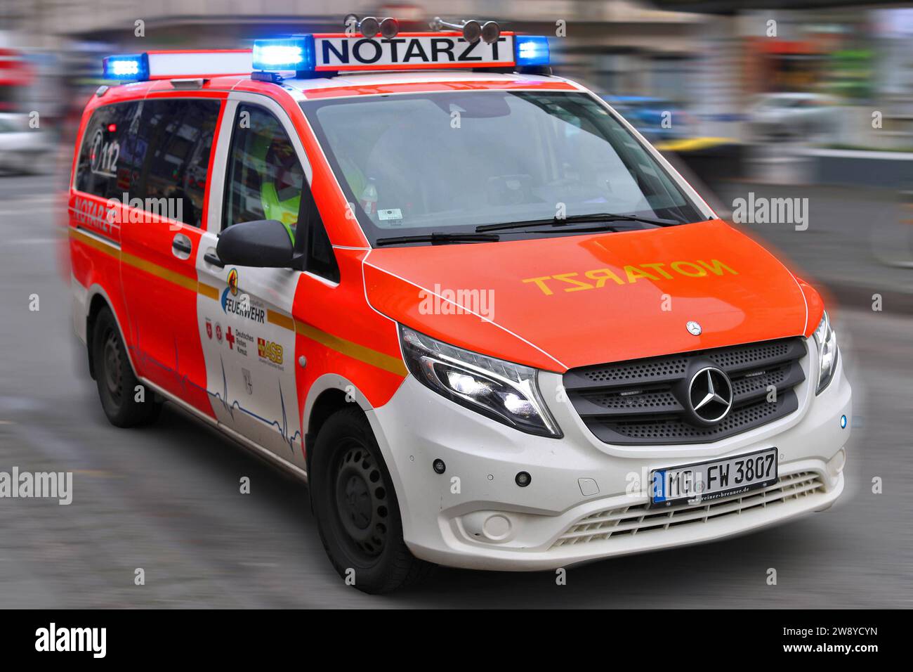 20.12.2023, Mönchengladbach, Ein Notarzt fährt mit Blaulicht durch eine Straße zu einem Einsatz Nordrhein-Westfalen Deutschland *** 20 12 2023, Mönchengladbach, An emergency doctor drives with blue lights through a street to an operation North Rhine-Westphalia Germany Stock Photo