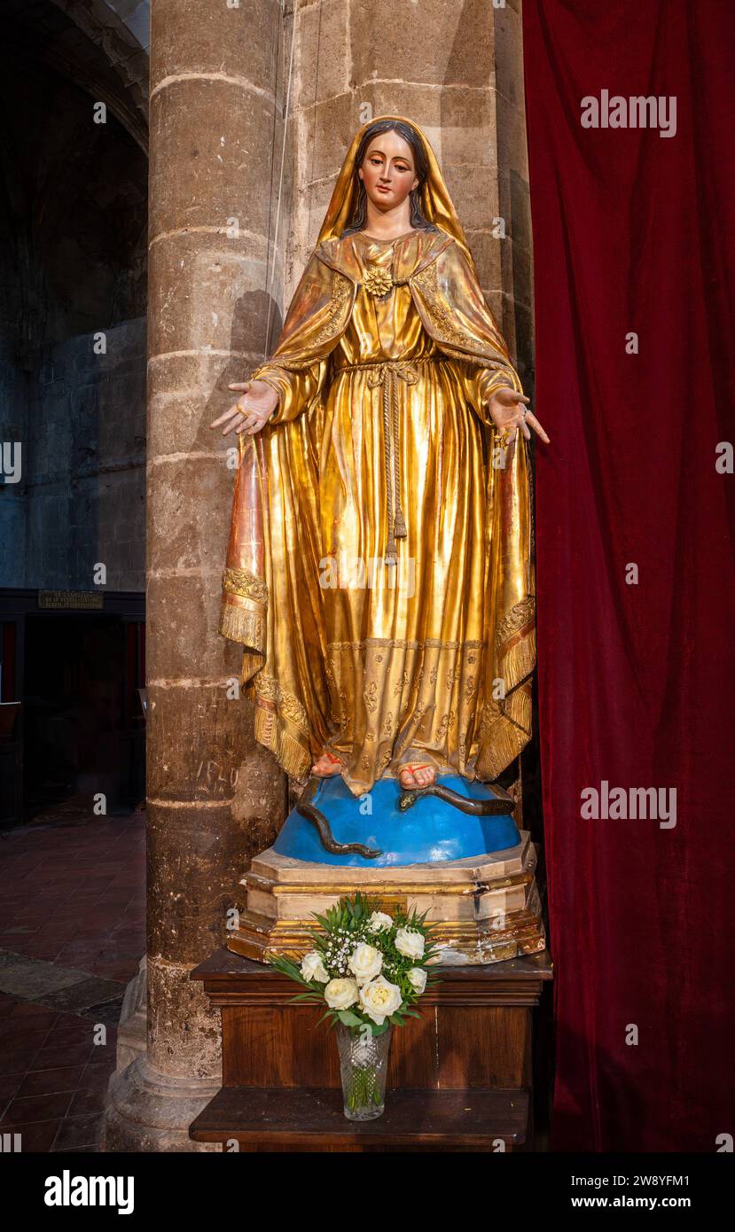 Saint Maximin la Sainte Baume, France - October 1, 2023: Gilded statue of holy Mary with child Jesus in the Basilica of Saint Mary Magdalene Stock Photo