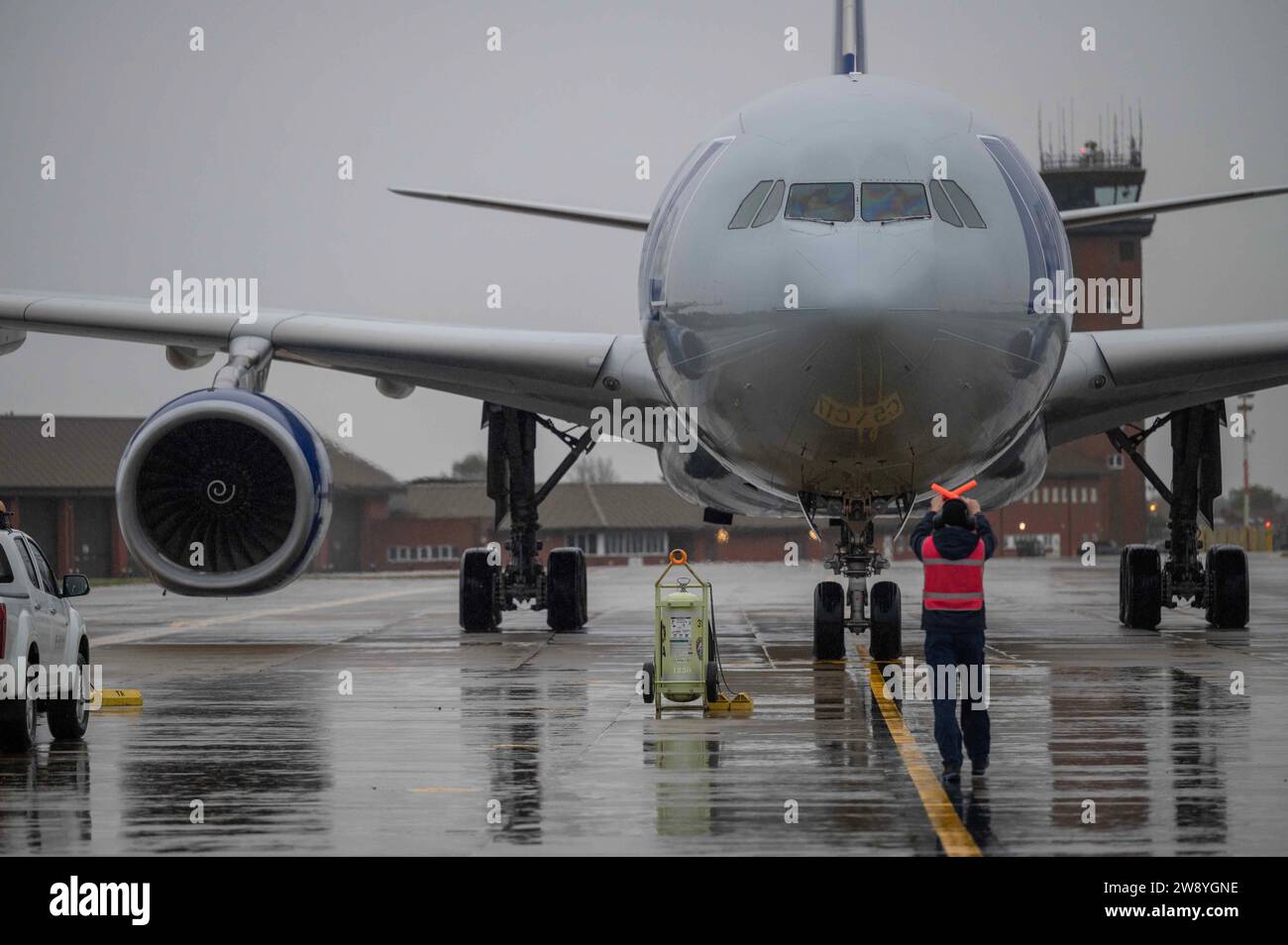 Maintenance marshalls the Patriot Express during its final arrival at Royal Air Force Mildenhall, England, Dec. 19, 2023. Photo by Viviam Chiu Stock Photo