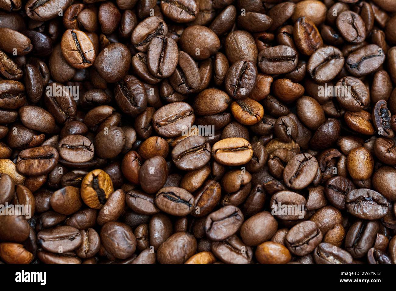 Roasted coffee beans background. Close up. Top view Stock Photo - Alamy